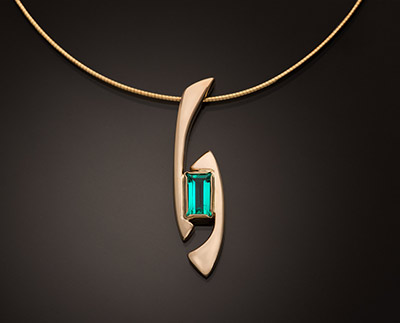 ../assets/colombianemeraldpendant.jpg