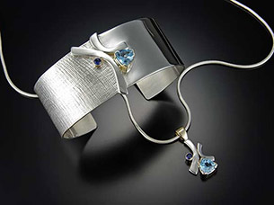 ../assets/topazbraceletpendant.jpg